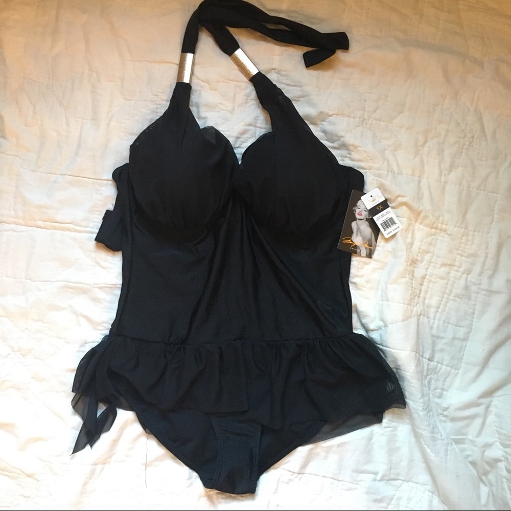 Halter one-piece shaping push-up swimsuit.